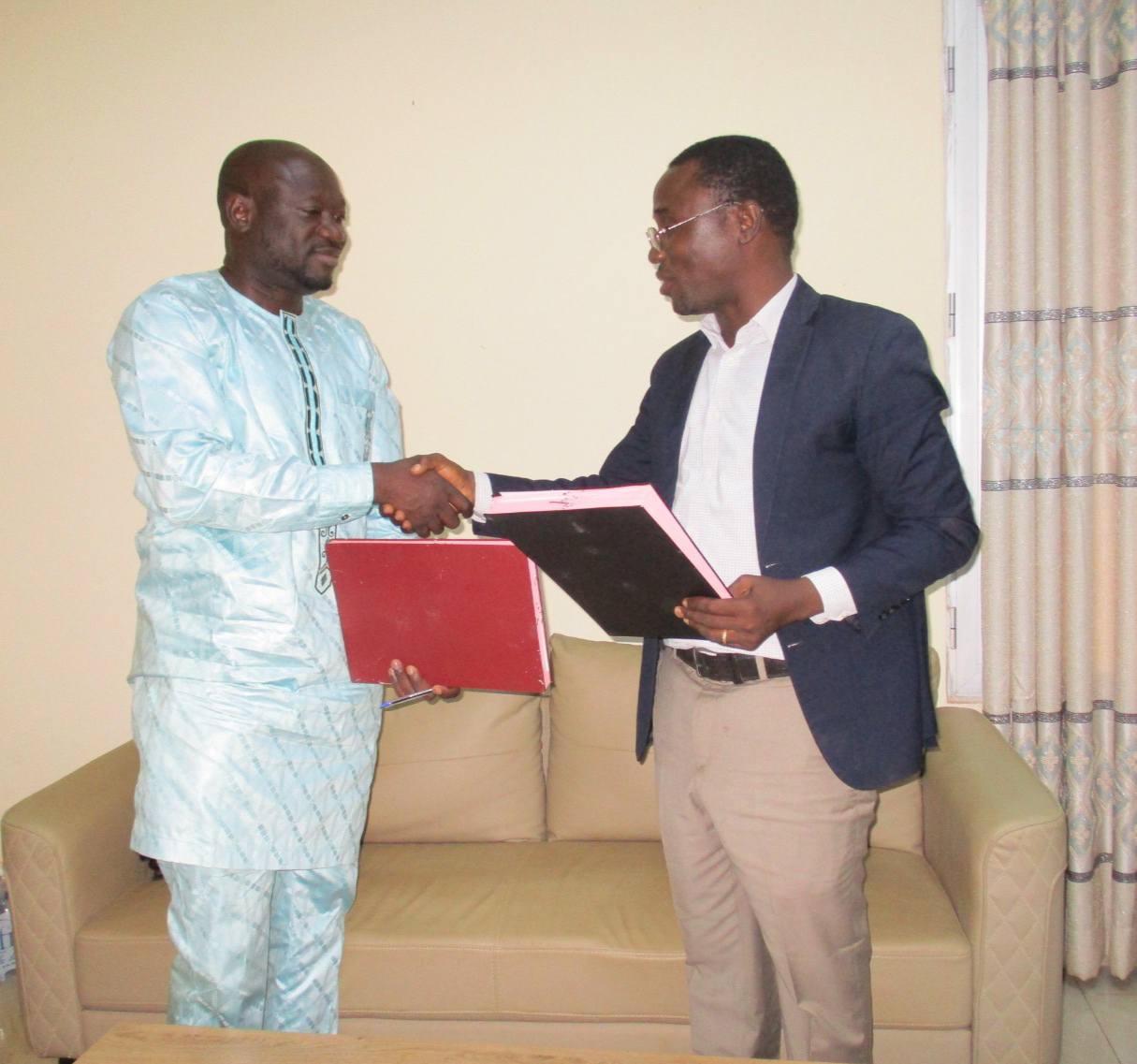 Le Directeur Général du fonds DKF, Oula Dama OUATTARA (droite) et Me Yacouba DEMBELE (gauche) expriment leurs satisfactions